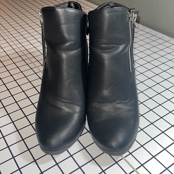 🍉 Women’s Size 8.5 Black Booties - Picture 1 of 7